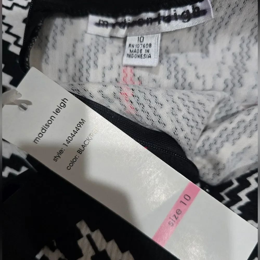 Madison Leigh shift dress featuring a red, black, and white chevron NWT Size 10 - Picture 3 of 3